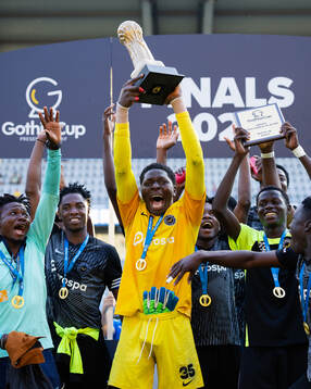 Sporting Supreme spelare jublar med pokalen