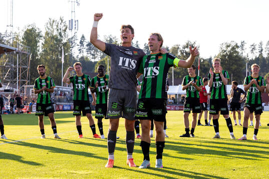 GAIS målvakt Kees Sims och August Wängberg jublar