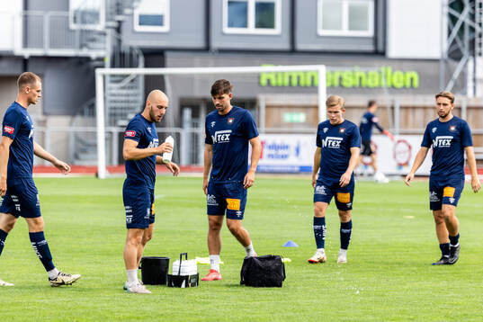 Örgrytes  spelare värmer upp