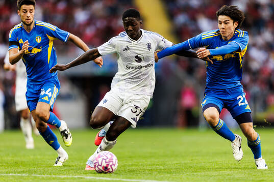 Kobbie Mainoo of Manchester United and Ao Tanaka of Leeds