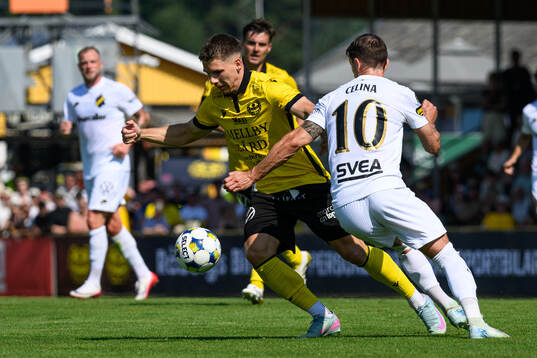Mjällbys Timo Stavitski och AIKs Bersant Celina