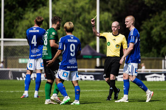 Varbergs Erion Sadiku blir varnad av Domare Per Melin