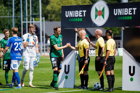 Varbergs Joakim Lindner och Domare Per Melin