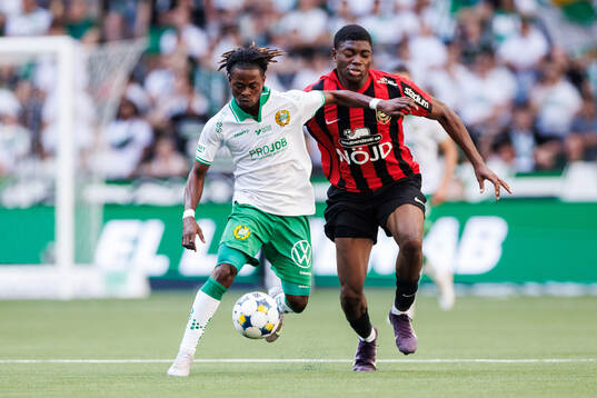 Hammarbys Frank Junior Adjei och Brommapojkarnas Ezekiel