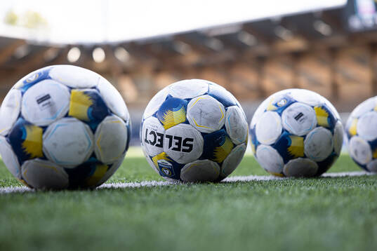 Fotbollar i rad innan fotbollsmatchen i Allsvenskan mellan