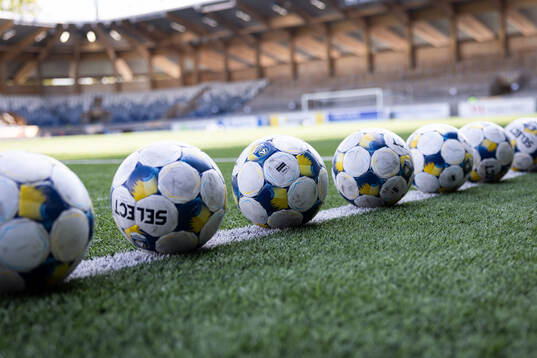 Fotbollar i rad innan fotbollsmatchen i Allsvenskan mellan