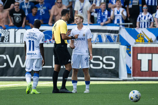 Domare Adi Aganovic och IFK Göteborgs Noah Tolf