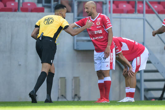Domare Farouk nehdi och Kalmars Robert Gojani som får gult