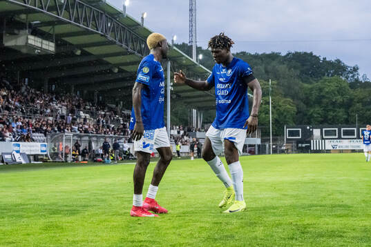 Trelleborgs Emmanuel Godwin och Abel Ogwuche jublar