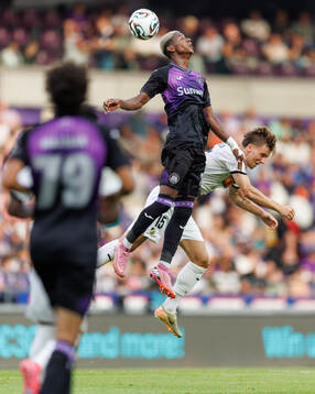 Nilson Angulo of Anderlecht and Samuel Leach Holm of Häcken