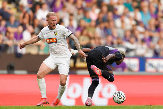 Mikkel Rygaard Jensen of Häcken and Nilson Angulo of