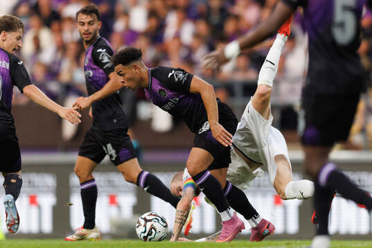 Simon Gustafson of Häcken and Mario Stroeykens of