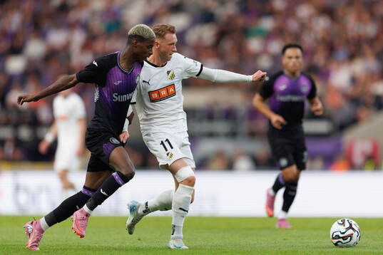 Nilson Angulo of Anderlecht and Julius Lindberg of Häcken