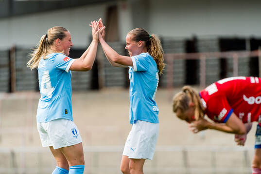 Malmö FFs Petronella Winblad och Karoline Olesen jublar