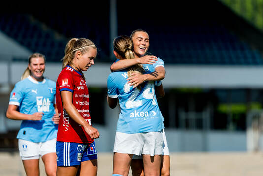 Malmö FFs Petronella Winblad och Beatrice Persson jublar