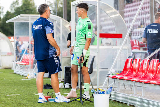 IFK Norrköpings målvakt David Andersson med lindad fot