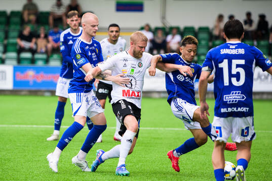 GIF Sundsvalls Lucas Forsberg och Taiki Kagayama och