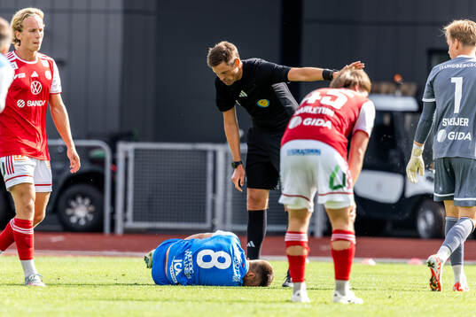 Domare Magnus Lindgren pratar med skadad Oddevolds Oscar