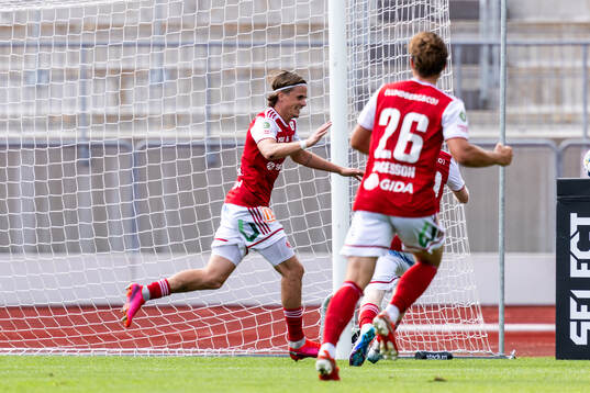 Sandvikens IFs Johan Arvidsson har gjort 0-1 och jublar