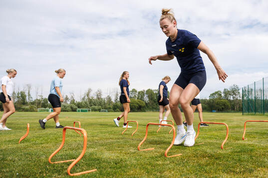 Linnea Andersson warming up