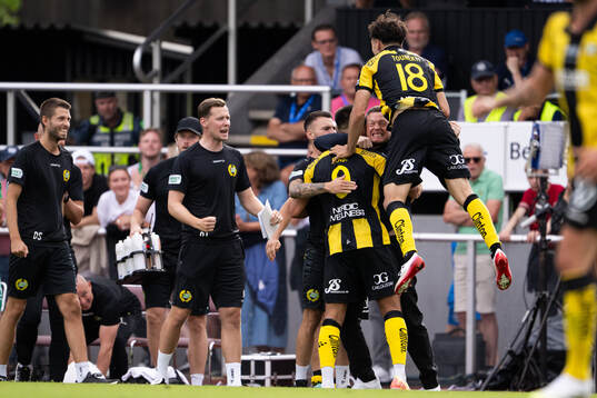 Hammarbys tränare Kim Hellberg jublar med Jusef Erabi