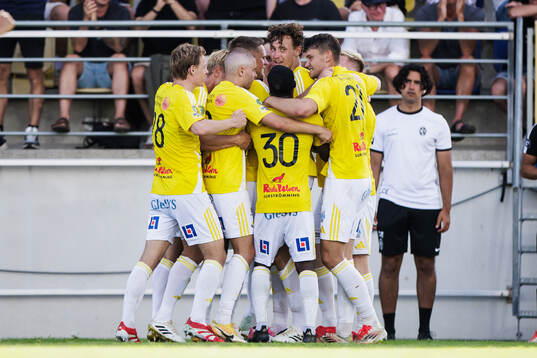 Falkenbergs Alexander Salo jublar med lagkamrater