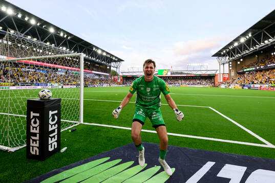 Elfsborgs målvakt Simon Eriksson jublar