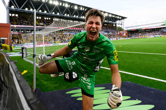 Elfsborgs målvakt Simon Eriksson jublar