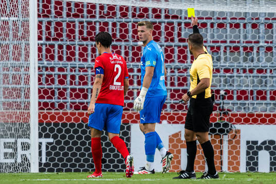 Helsingborgs Jon Birkfeldt blir varnad av Domare Rinon