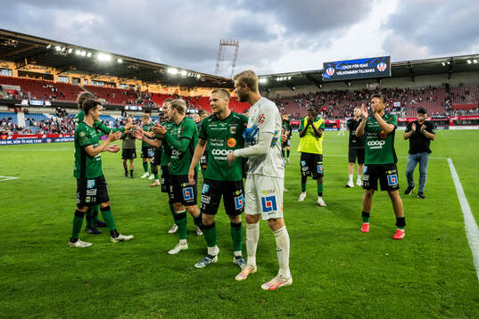 Varbergs Gustav Broman och målvakt Fredrik Andersson jublar