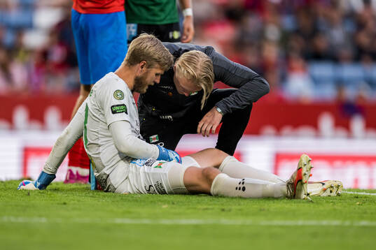 Varbergs målvakt Fredrik Andersson får vård av medicinsk