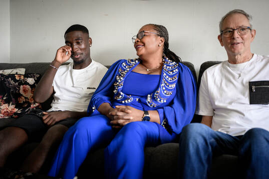 Fotbollsspelaren Emmanuel Tannor, Margaret Fynn, och