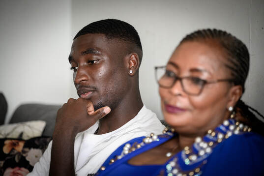 Fotbollsspelaren Emmanuel Tannor blir intervjuad