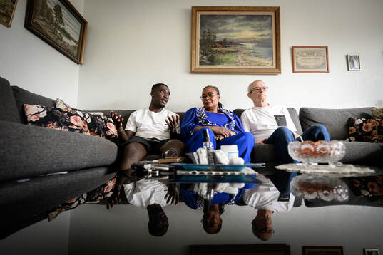 Fotbollsspelaren Emmanuel Tannor, Margaret Fynn, och