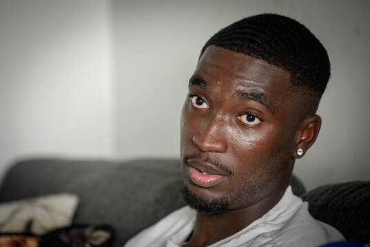 Fotbollsspelaren Emmanuel Tannor blir intervjuad