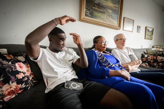 Fotbollsspelaren Emmanuel Tannor, Margaret Fynn, och