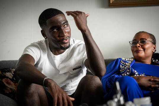 Fotbollsspelaren Emmanuel Tannor blir intervjuad