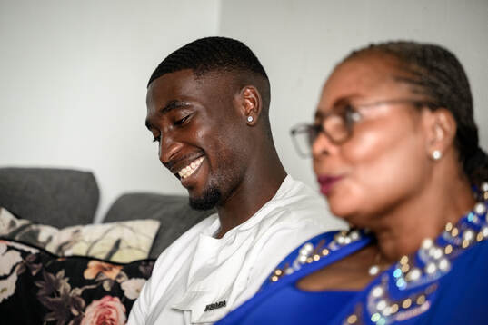 Fotbollsspelaren Emmanuel Tannor blir intervjuad