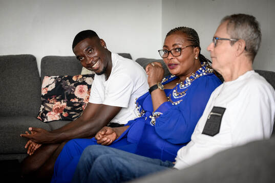 Fotbollsspelaren Emmanuel Tannor, Margaret Fynn, och