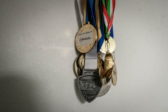 Fotbollsspelaren Emmanuel Tannor blir intervjuad