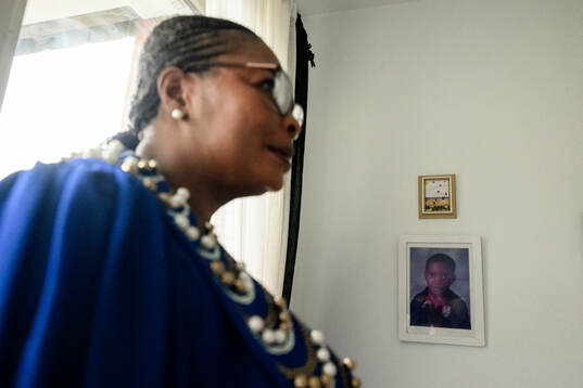 Fotbollsspelaren Emmanuel Tannor blir intervjuad