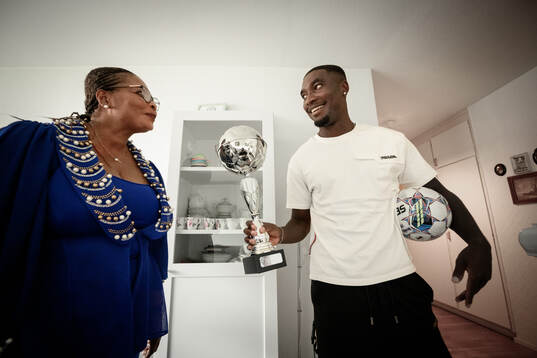 Fotbollsspelaren Emmanuel Tannor blir intervjuad