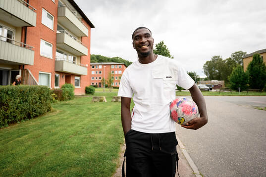 Fotbollsspelaren Emmanuel Tannor blir intervjuad