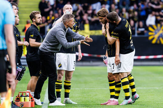 Coach Mikkjal Thomassen, Anton Salétros and Mads Døhr