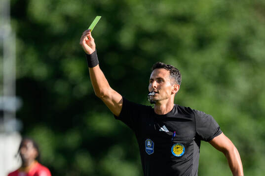 Domare Adi Aganovic visar ett gult kort