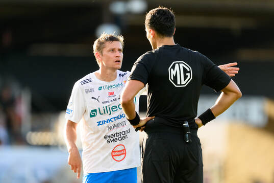 Värnamos Simon Thern partar med domare Adi Aganovic