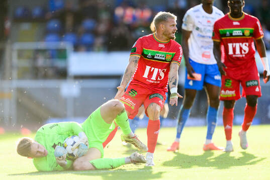 Värnamos målvakt Hugo Keto och GAIS Jonas Lindberg