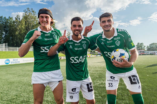 Brages Lorik Konjuhi, Haris Brkic och Amar Muhsin jublar