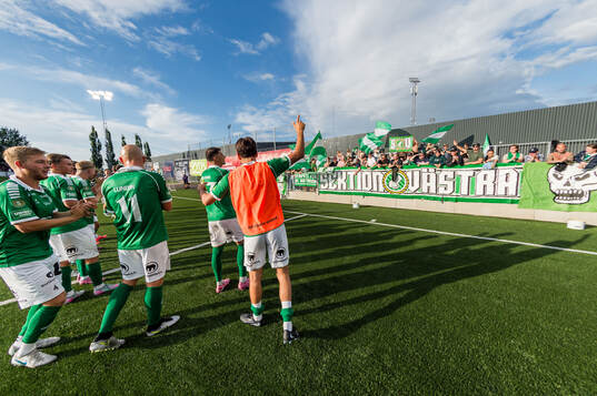 Brages spelare jublar med publiken