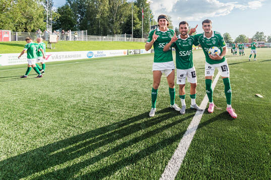 Brages Lorik Konjuhi, Haris Brkic och Amar Muhsin jublar